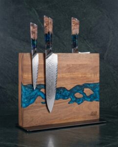 Elegant knives in wooden and resin block