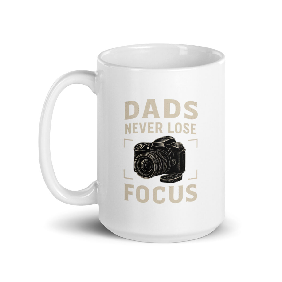 Mug with camera and text 'Dads never lose focus'.