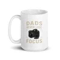 Mug with camera and text 'Dads never lose focus'.