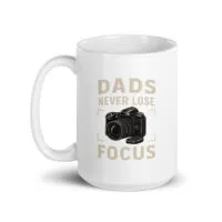 Mug with camera and text 'Dads never lose focus'.